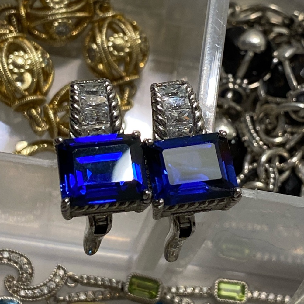 Judith Ripka earring in blue !